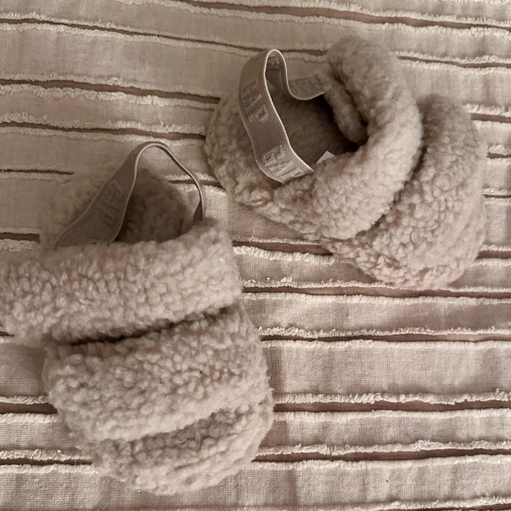 Baby girl shearling slides 🧡